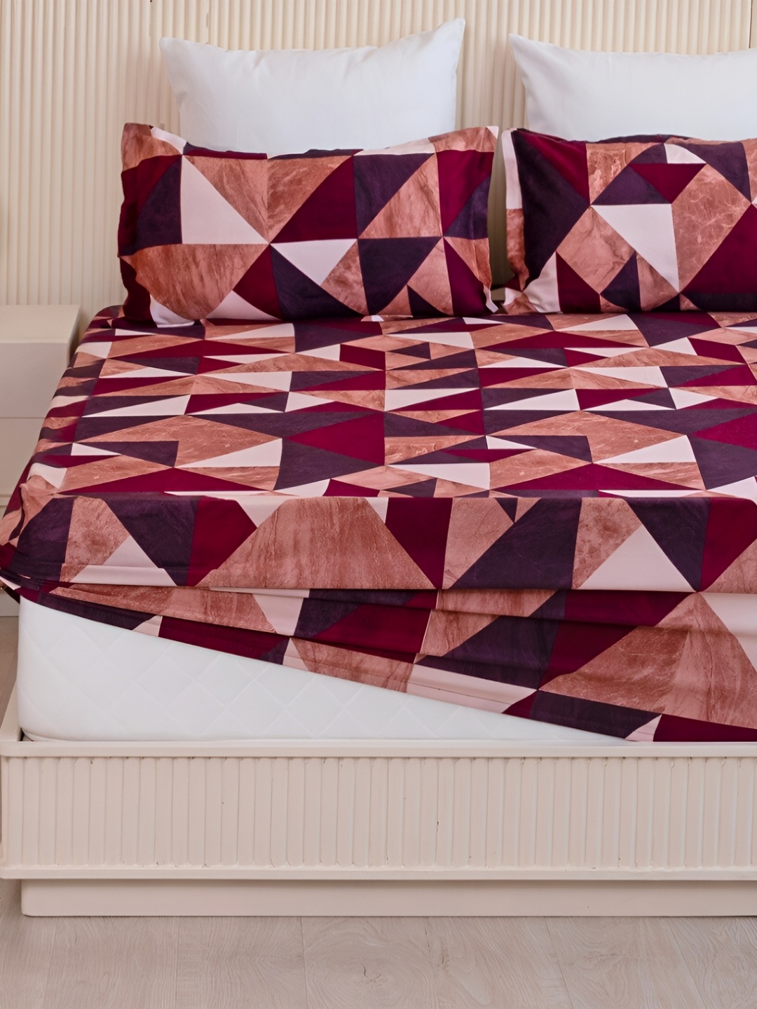 

HOMEMONDE Purple Geometric Cotton Fitted 210 TC Queen Bedsheet With 2 Pillow Covers