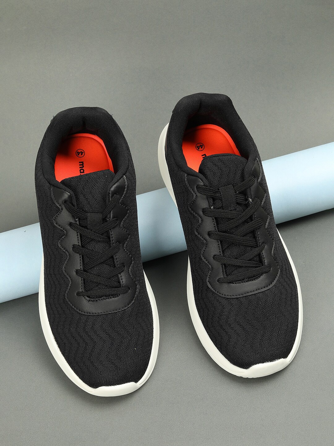 

max Men Textured Lace-Up Running Shoes, Black