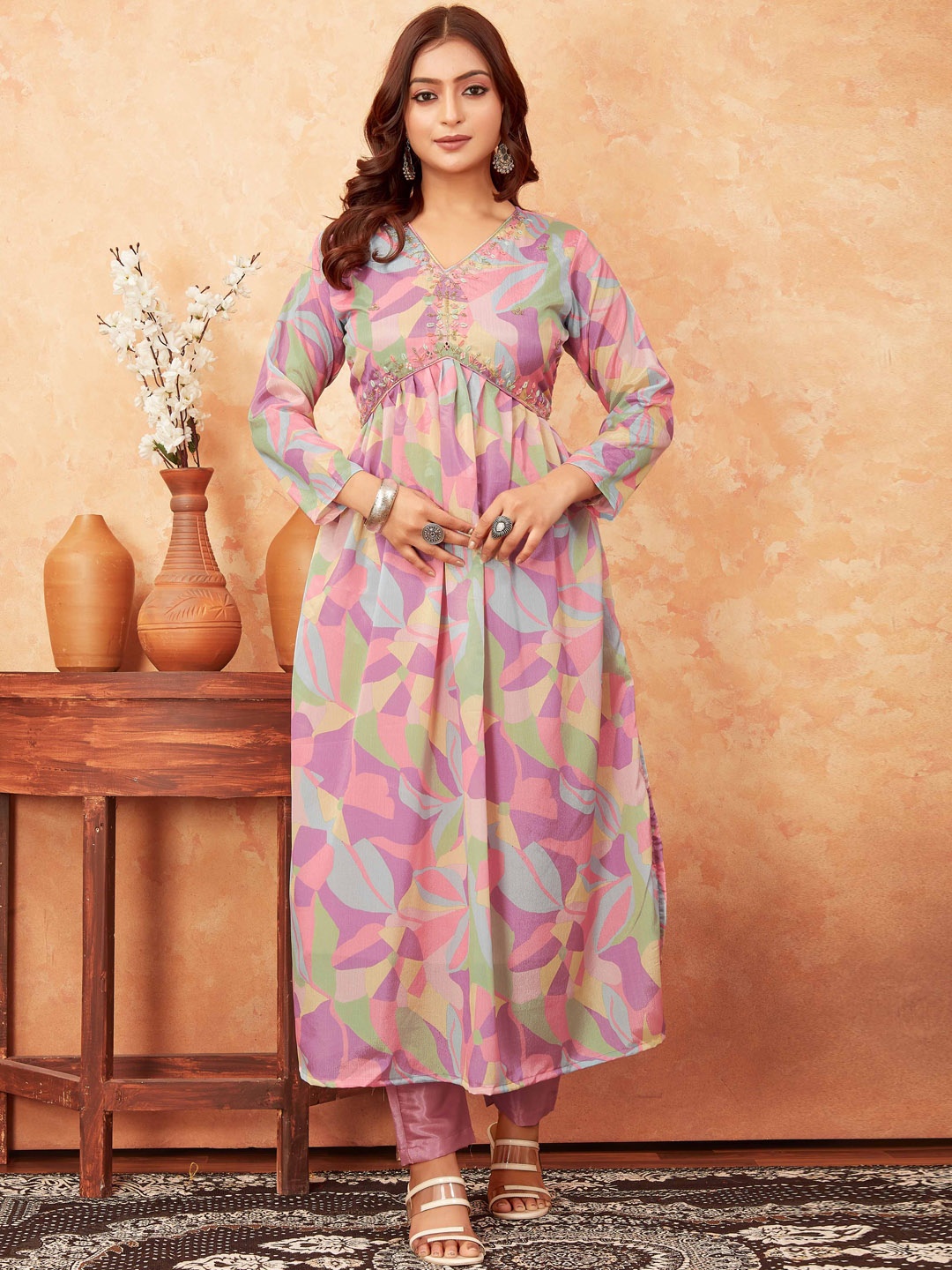 

Punrwa Abstract Embroidered Empire Beads and Stones Kurta with Trousers, Pink