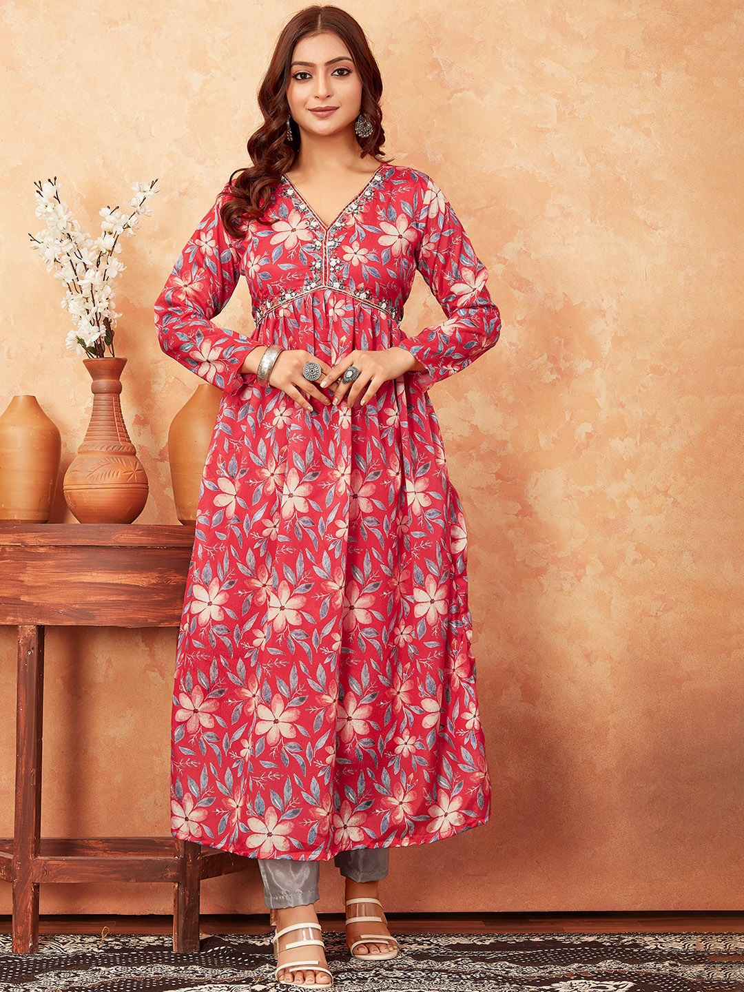 

Punrwa Floral Printed Empire Mirror Work Kurta with Trousers, Red