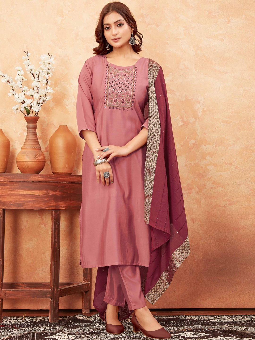 

Punrwa Floral Yoke Design Regular Kurta with Trousers & Dupatta, Red