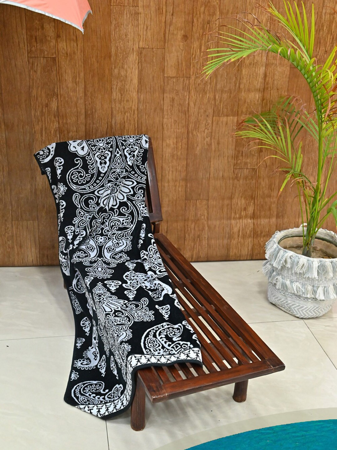 

AVI Living Black & White Printed Cotton 400 GSM Bath Towel