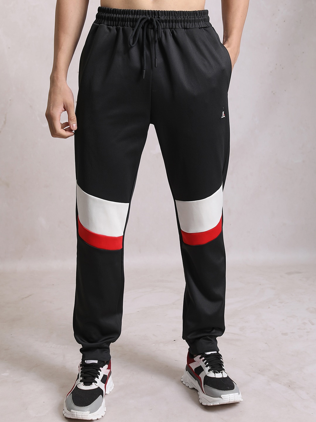 

HIGHLANDER Men Colorblocked Mid-Rise Joggers Trousers, Black