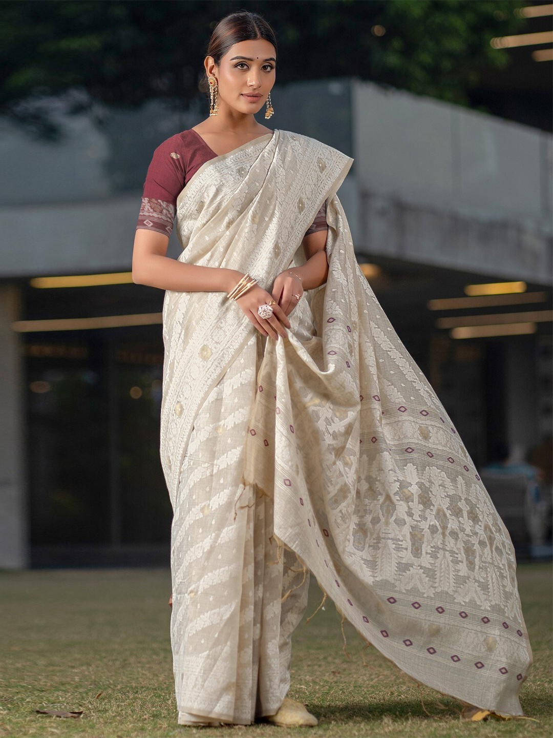 

GAJARAI Ethnic Motifs Woven Design Zari Jamdani Saree, Beige