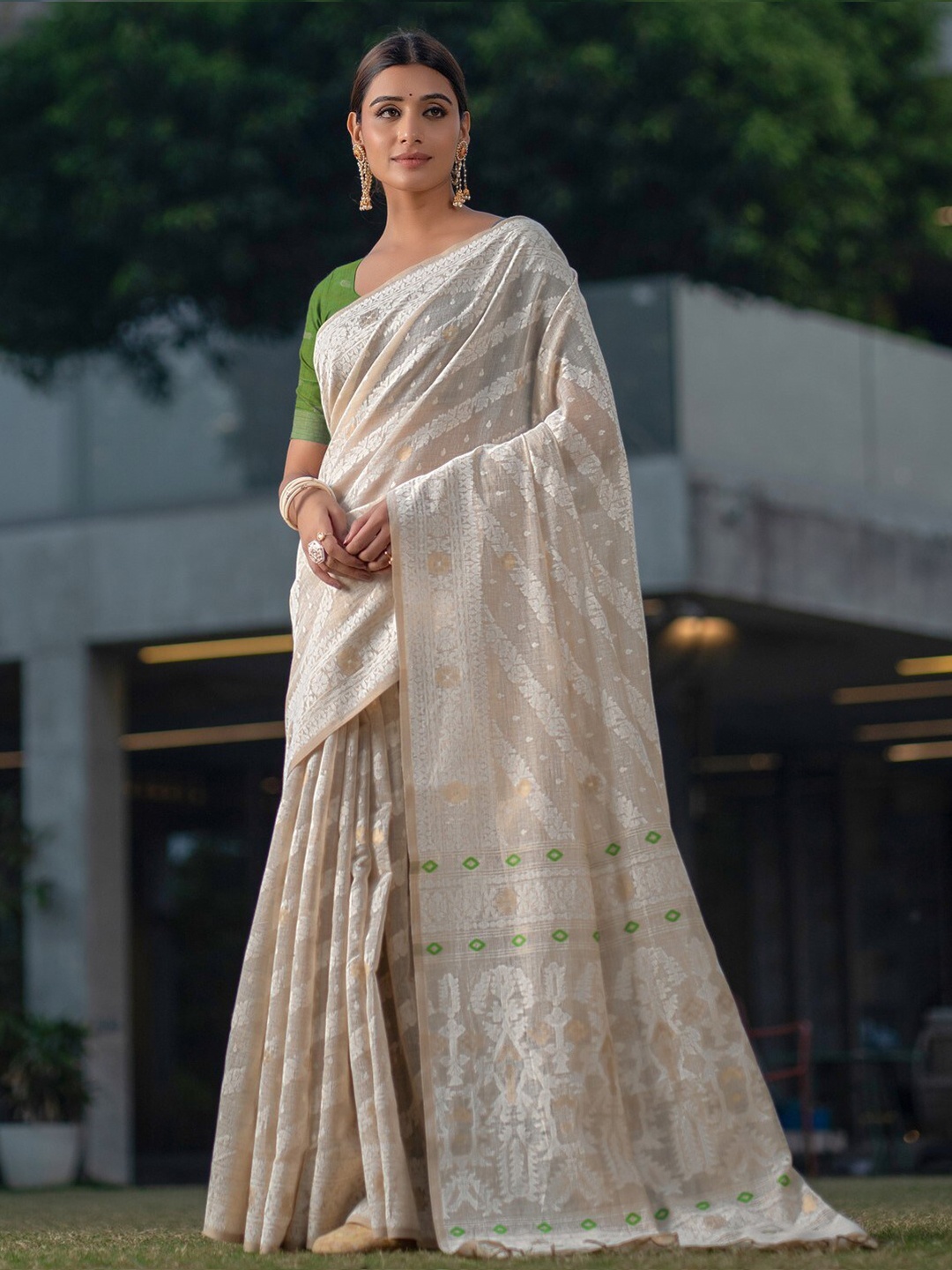 

GAJARAI Ethnic Motifs Woven Design Zari Jamdani Saree, Beige