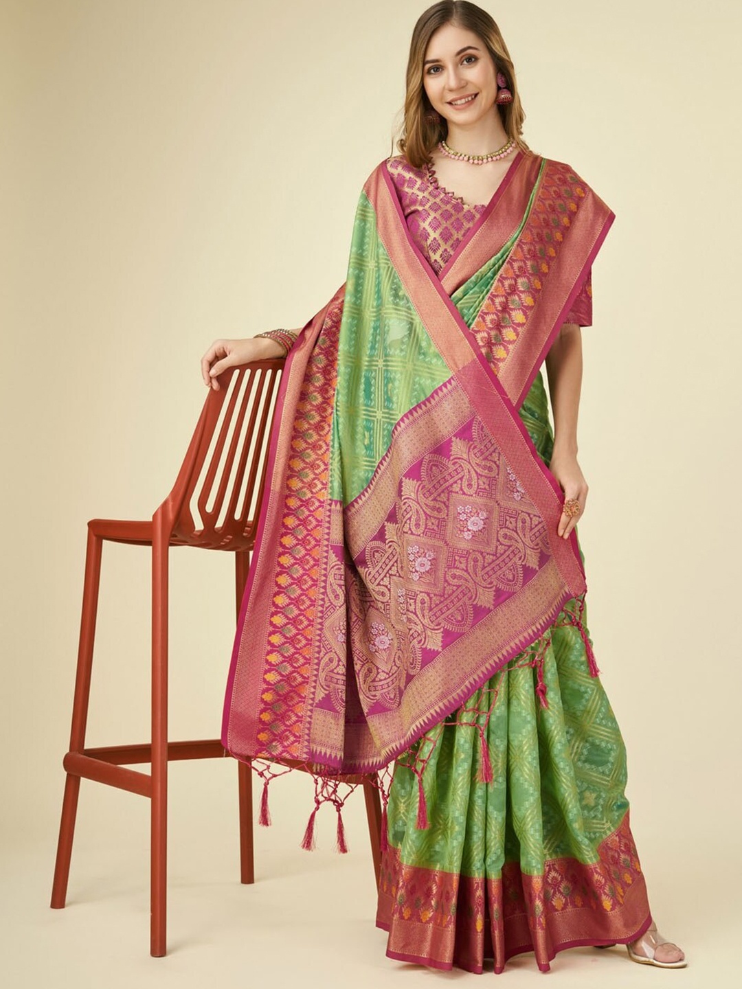 

Mitera Green Geometric Woven Design Zari Organza Kanjeevaram Saree
