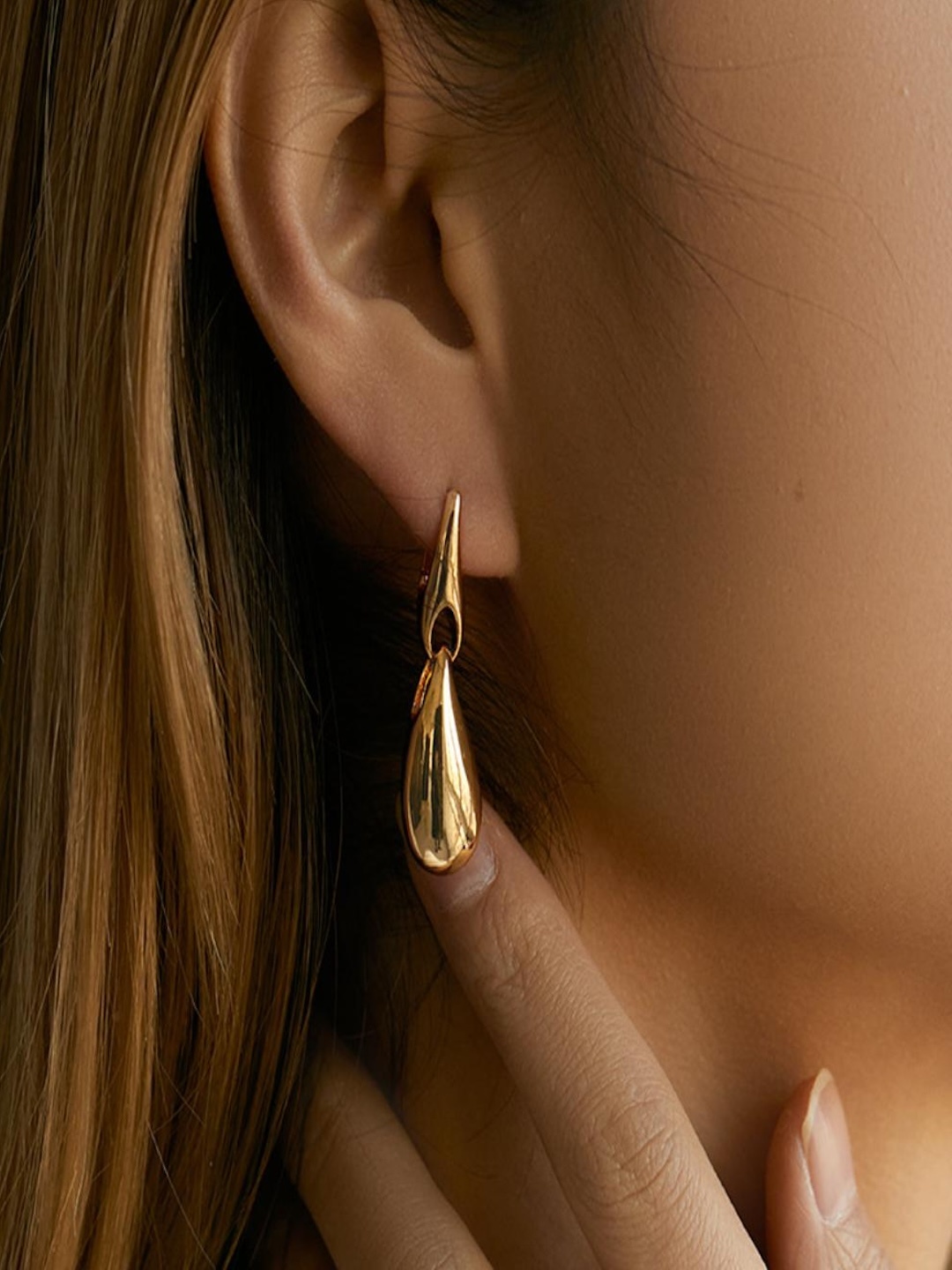 

AQUASTREET 18K Gold Plated Waterproof Anti Tarnish Droplet Dangling Earrings