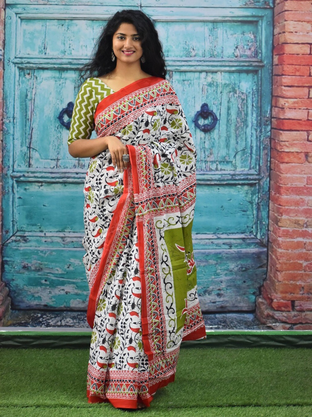

JALTHER Ethnic Motifs Pure Cotton Block Print Saree, Red