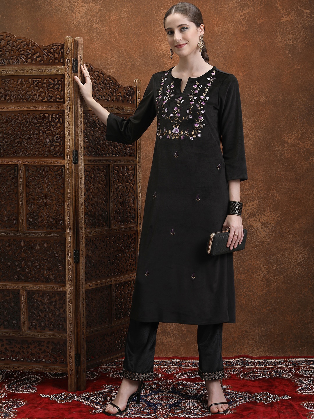 

Vishudh Black Floral Embroidered Thread Work Straight Kurta