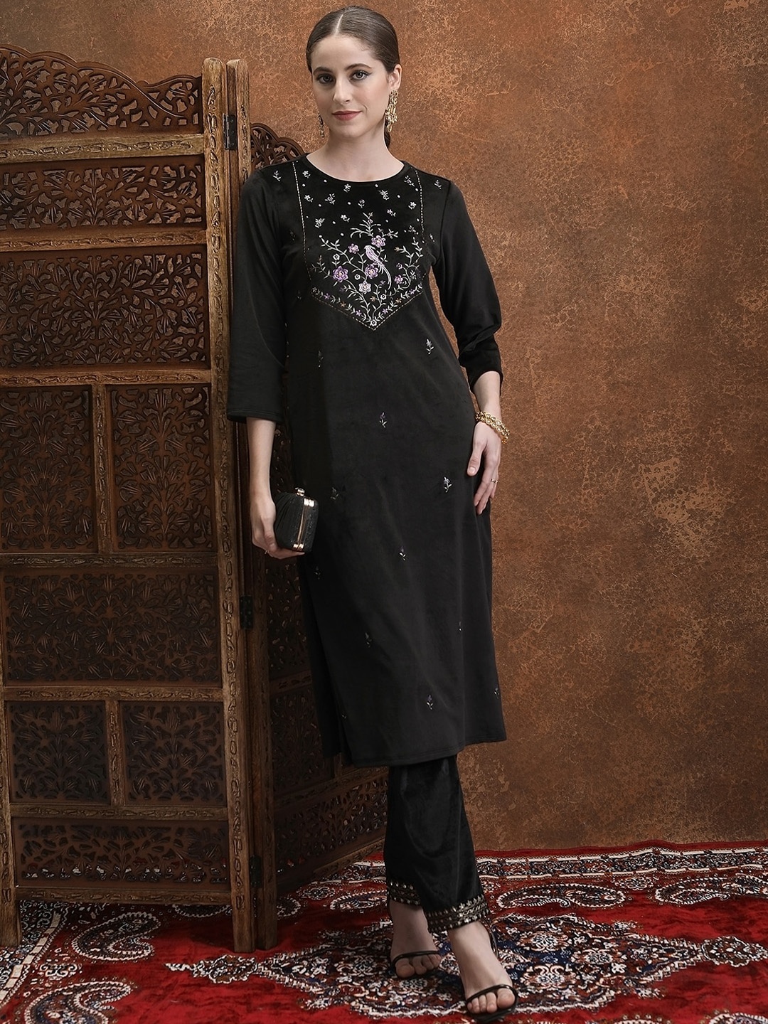 

Vishudh Floral Embroidered Straight Kurta, Black