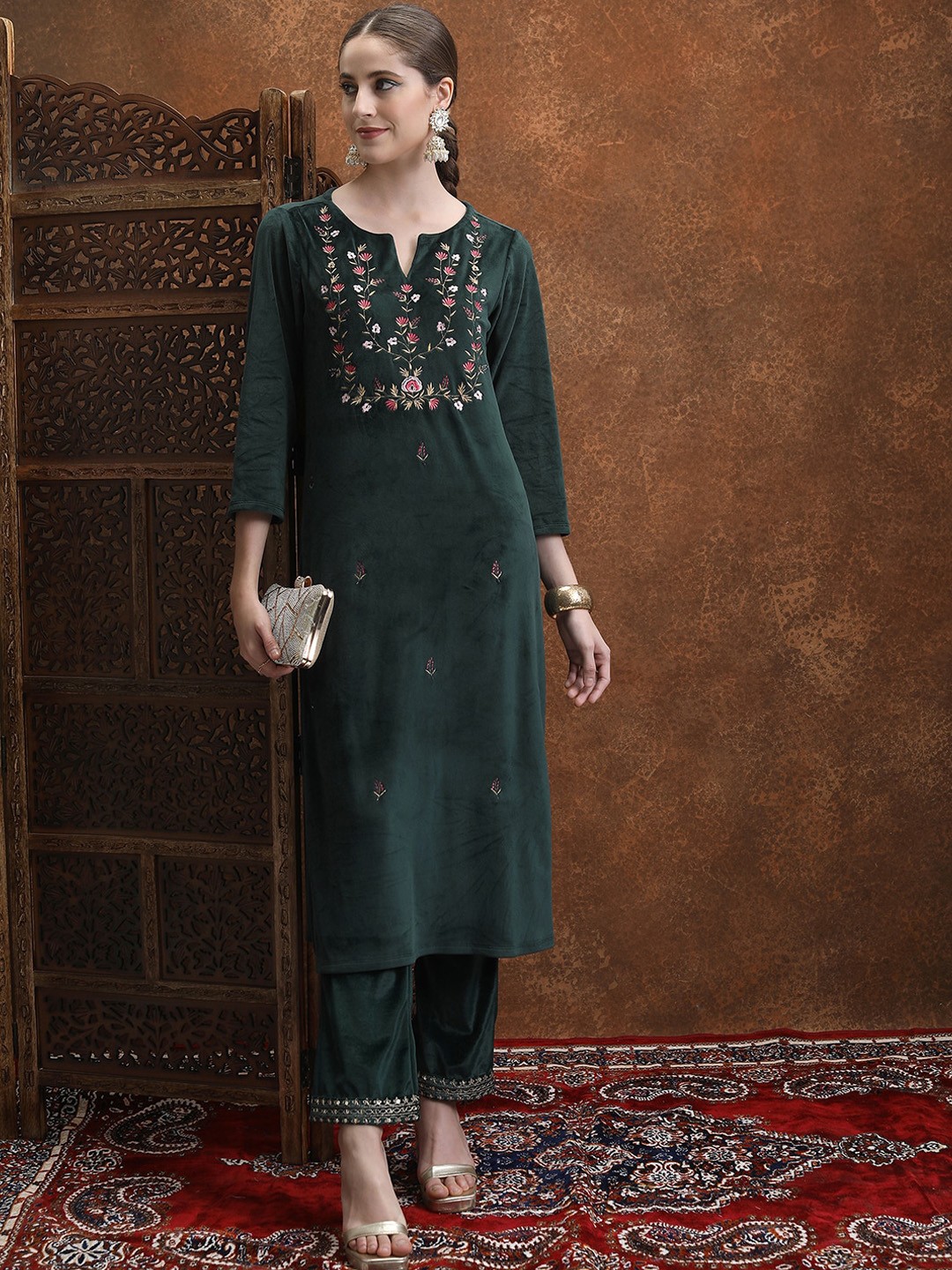 

Vishudh Green Floral Embroidered Straight Kurta