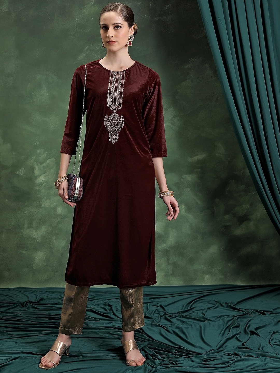 

Vishudh Ethnic Motifs Embroidered Sequinned Straight Kurta, Maroon