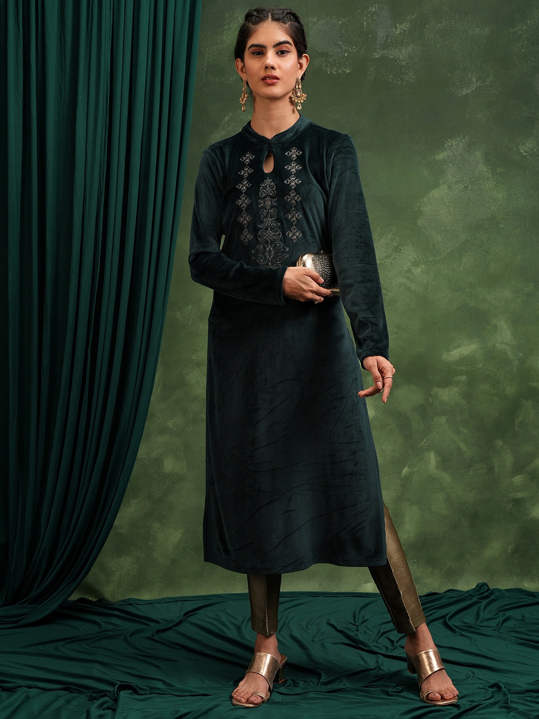 

Vishudh Green Ethnic Motifs Embroidered Keyhole Neck Straight Kurta