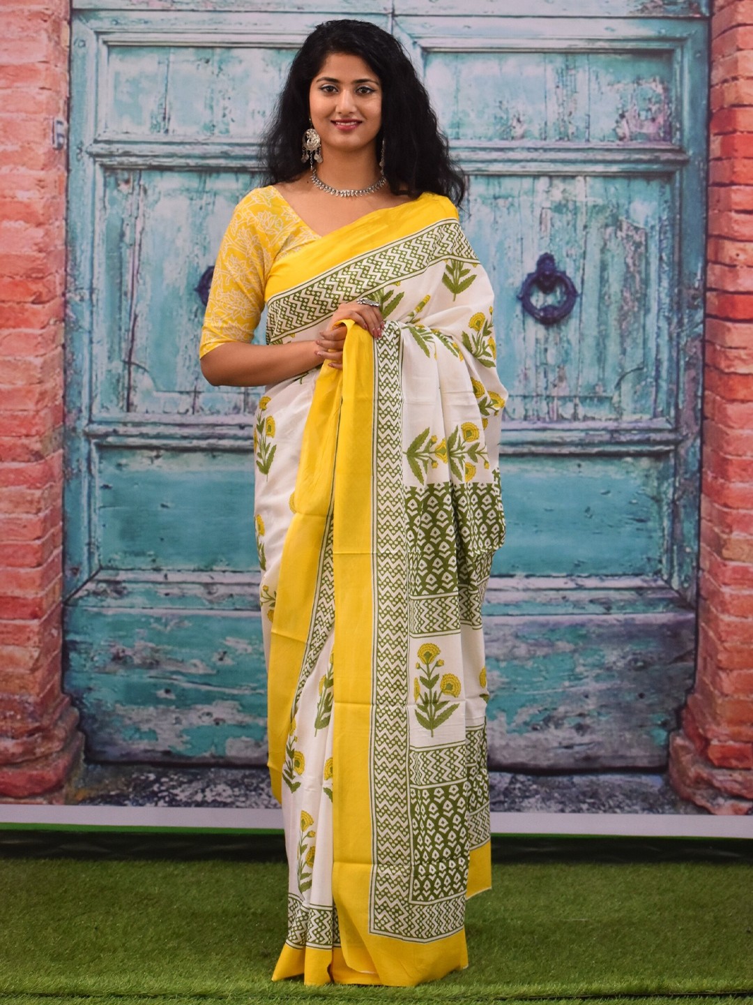 

JALTHER Ethnic Motifs Printed Mulmul Cotton Block Print Saree, White