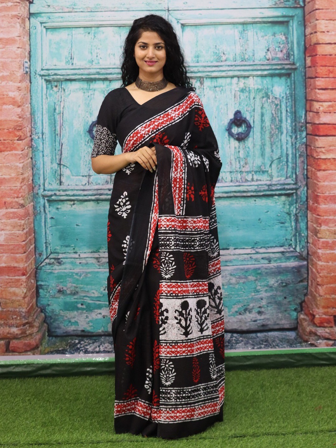 

JALTHER Floral Block Print Pure Cotton Saree, Black