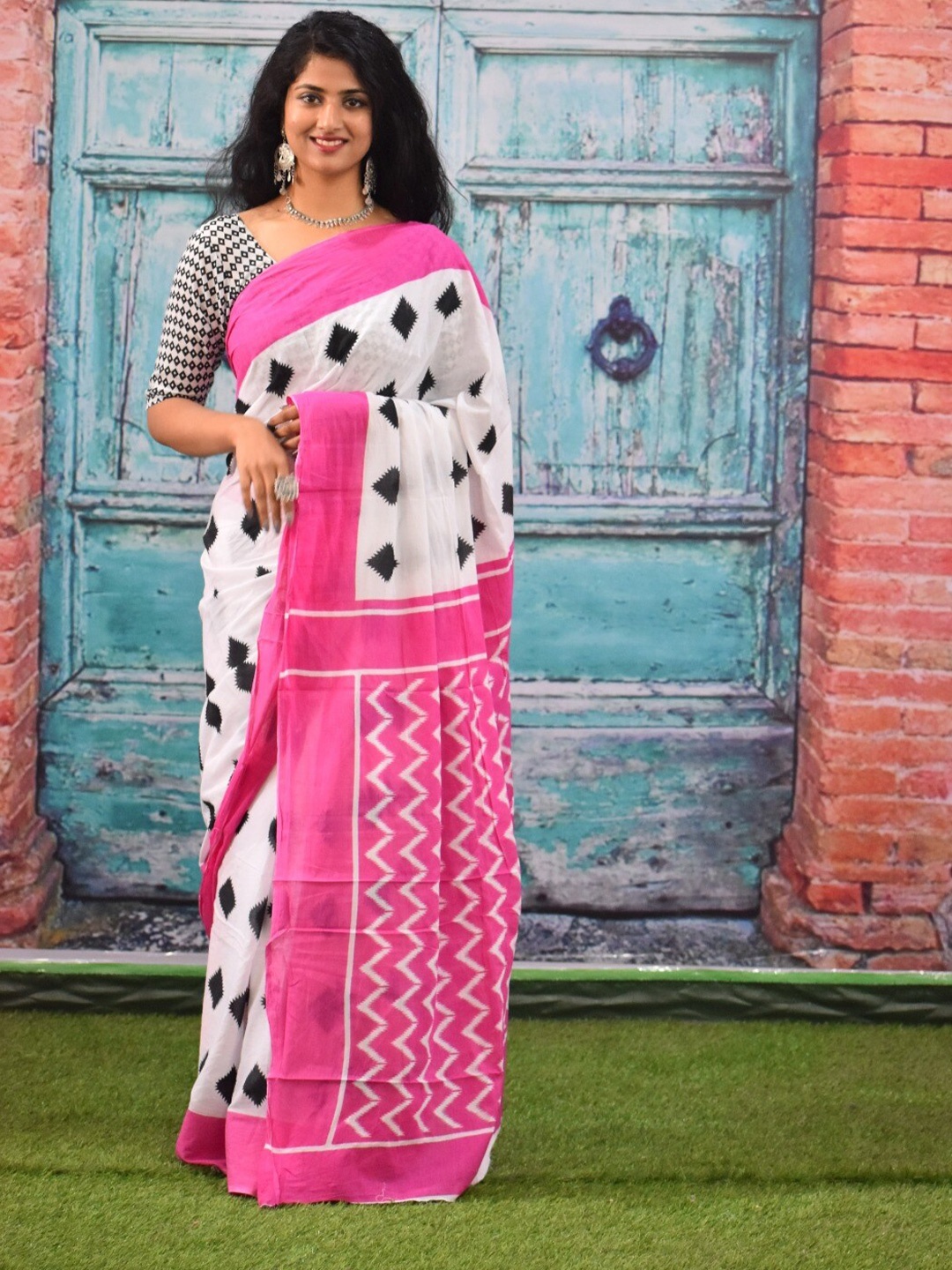 

JALTHER Geometric Block Print Pure Cotton Saree, Pink