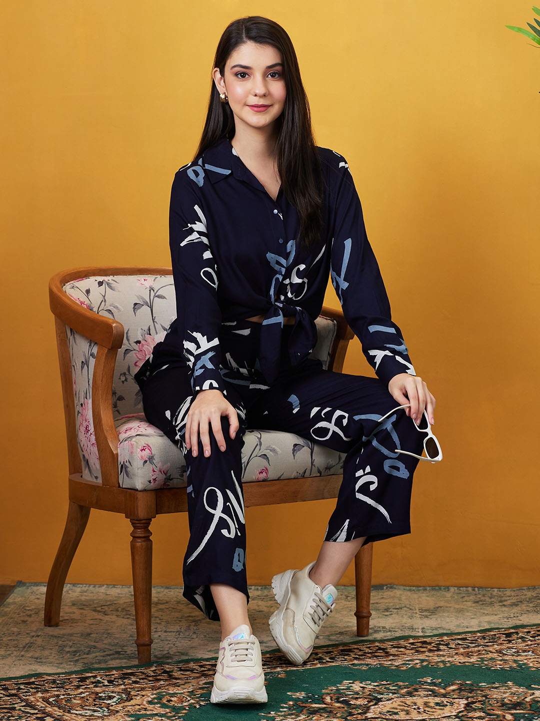

AV2 Printed Shirt Collar Shirt With Trouser, Black