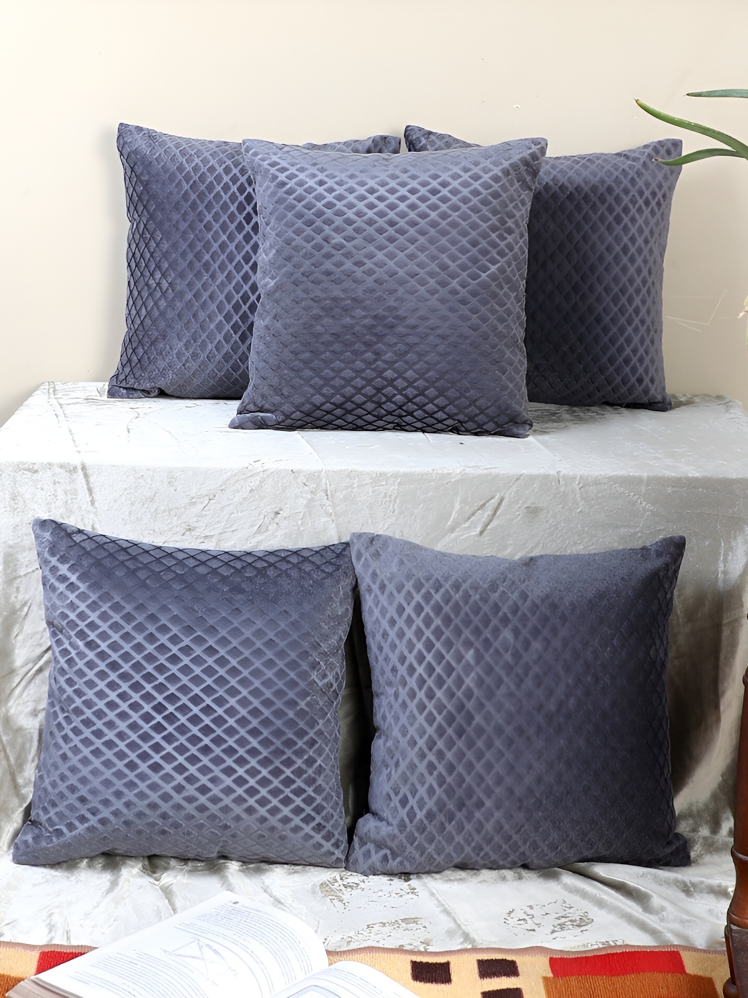 

MFD HOME FURNISHING Grey 5 Pieces Geometric Velvet Square Cushion Covers