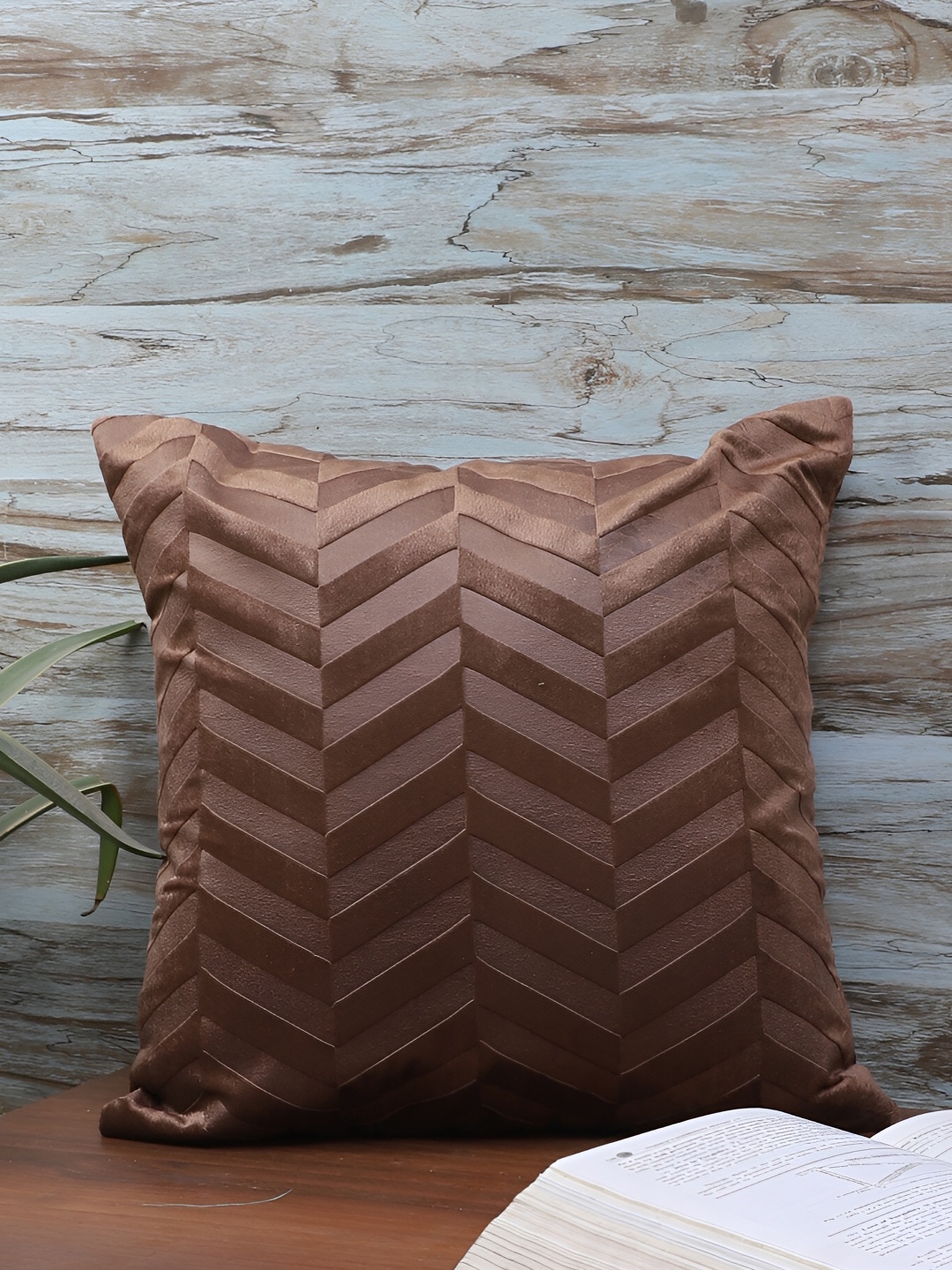 

MFD HOME FURNISHING Coffee Brown Geometric Velvet Square Cushion Cover