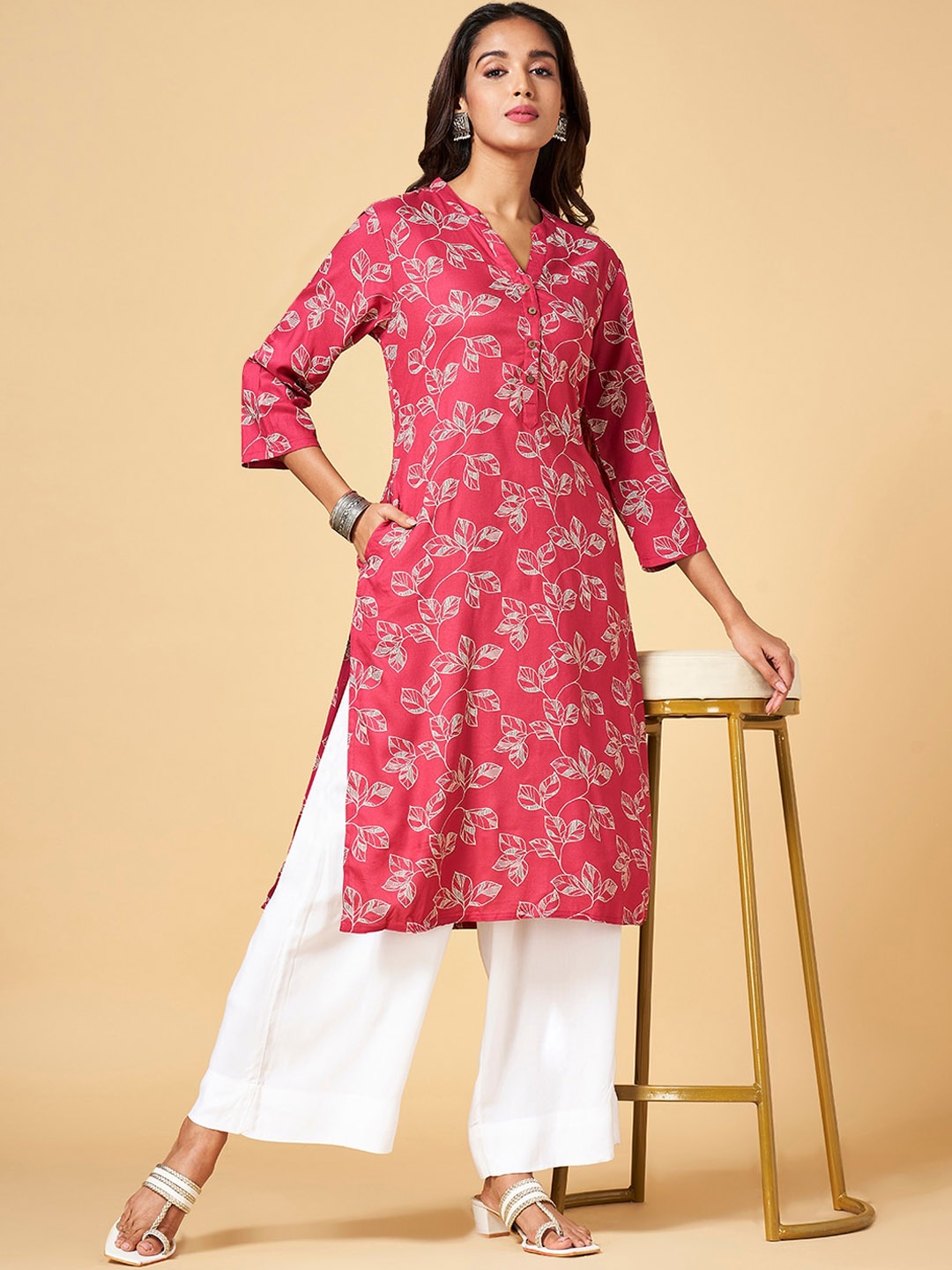 

RANGMANCH BY PANTALOONS Floral Printed Mandarin Collar Straight Kurta, Red