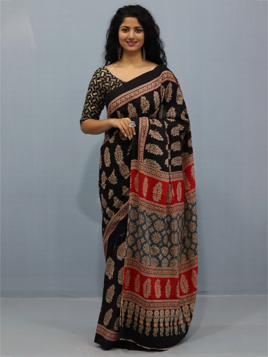 

GK FASHION Ethnic Motifs Block Printed Saree, Black