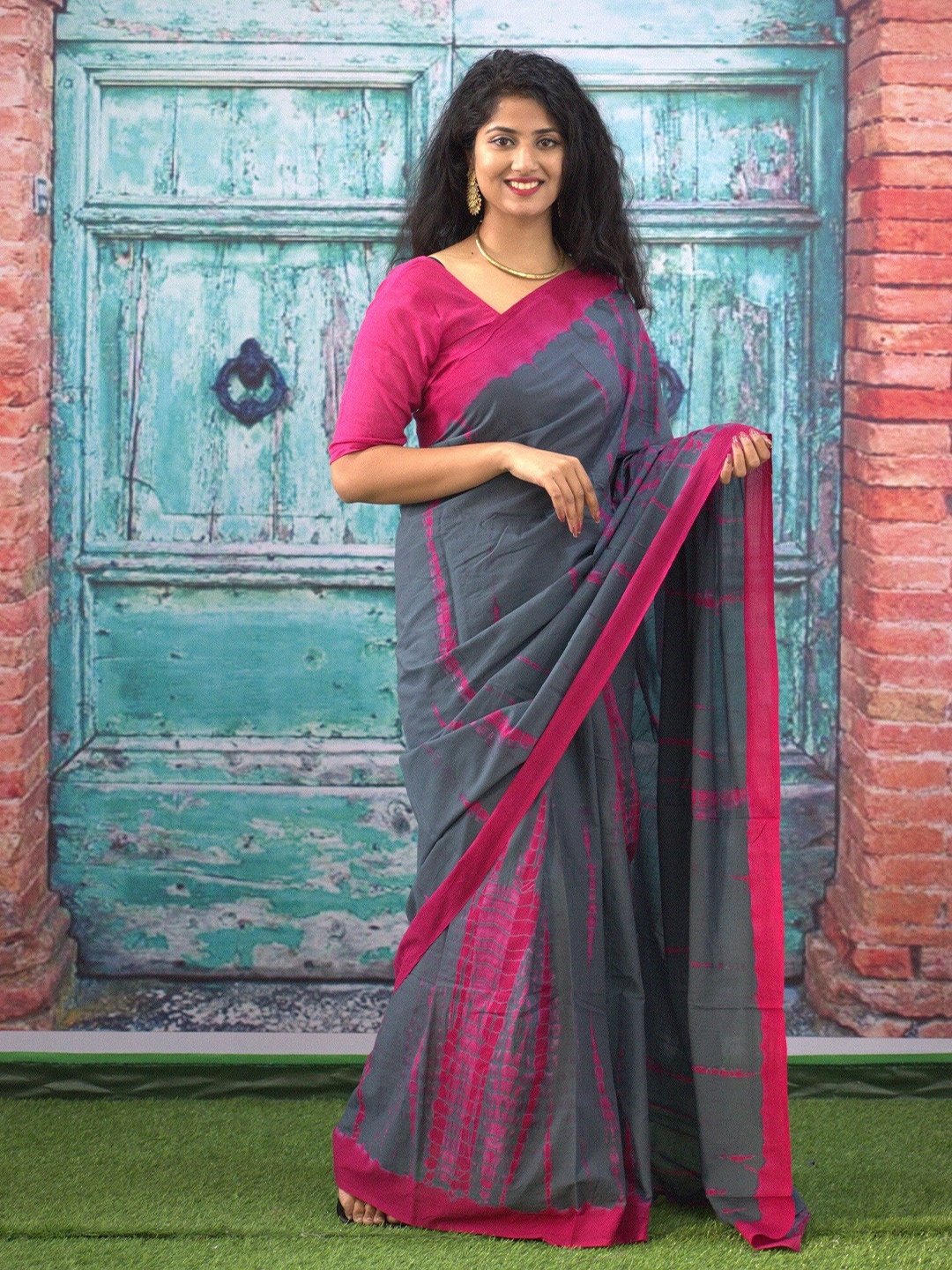 

GK FASHION Abstract Block Printed Saree, Grey