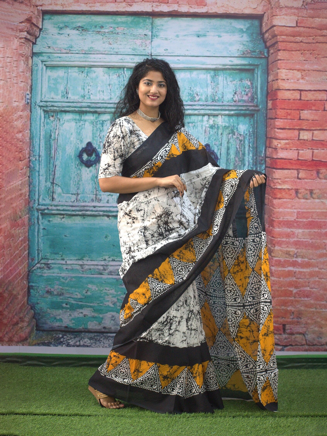 

GK FASHION Ethnic Motifs Block Printed Saree, White