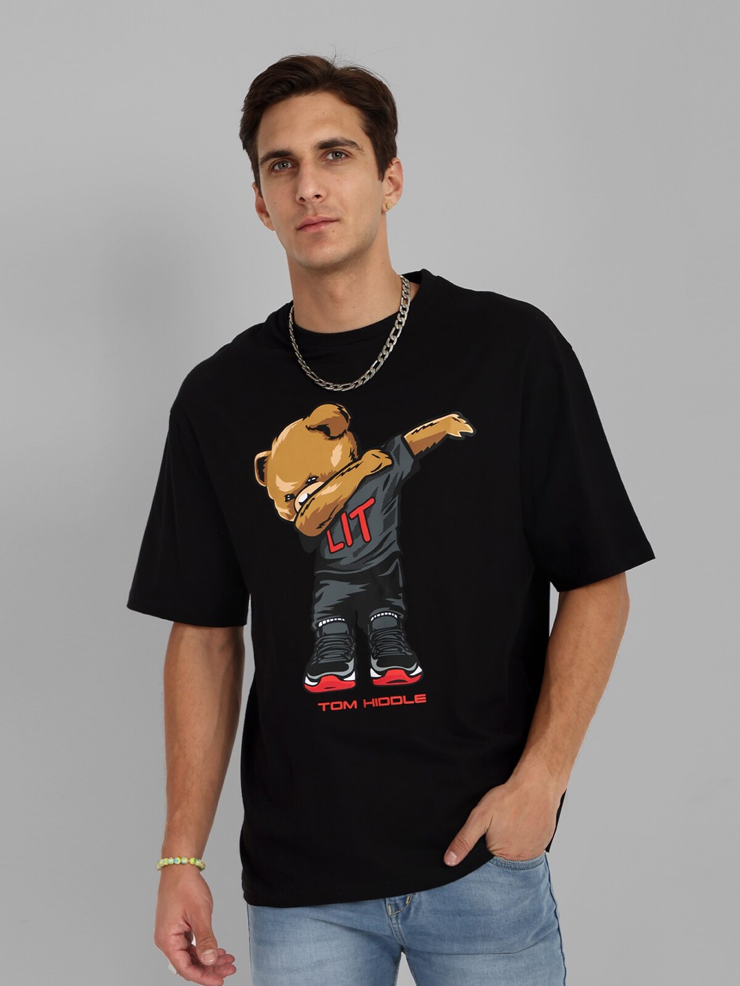 

TOMHIDDLE Men Typography Printed Applique T-shirt, Black