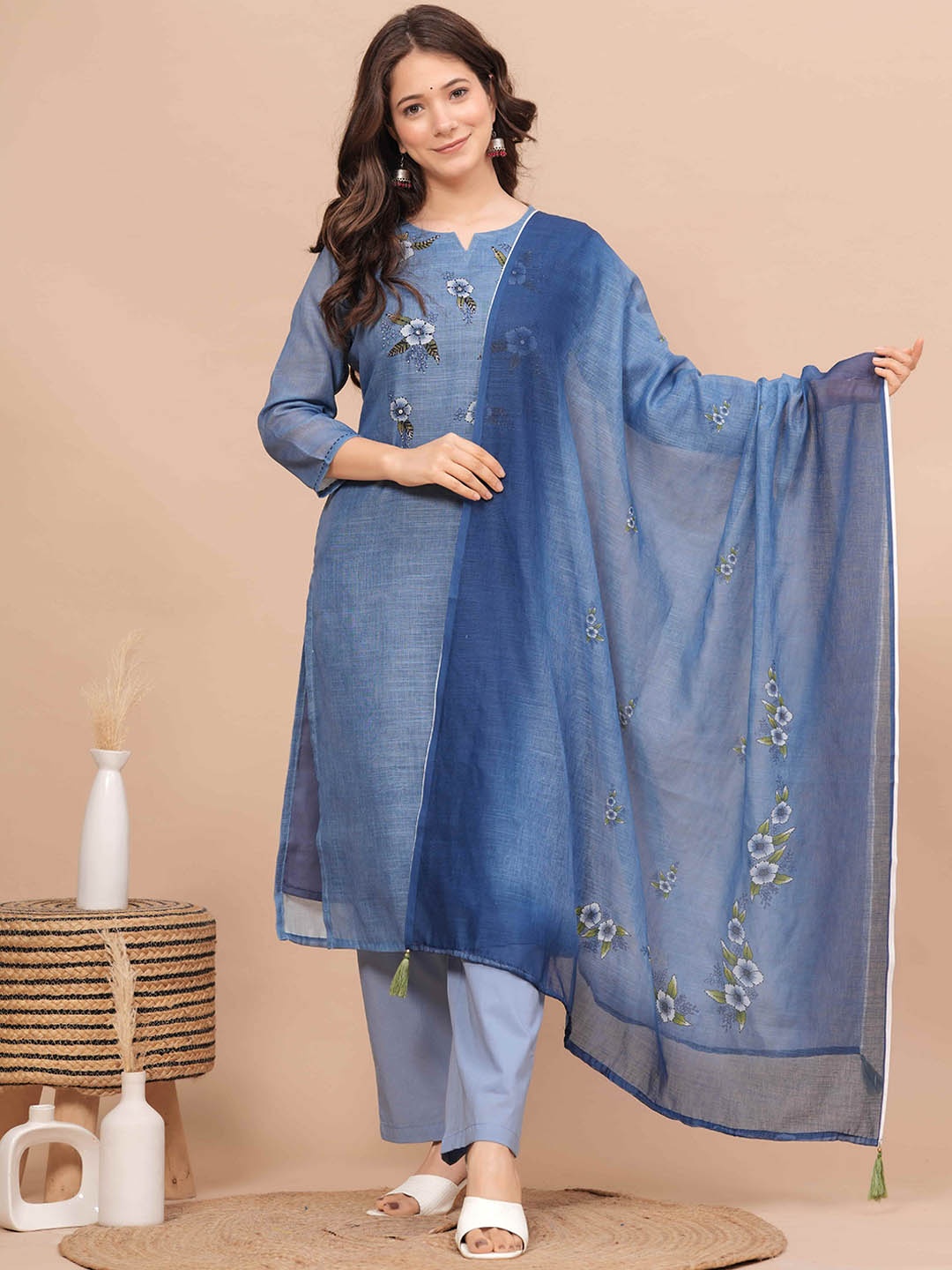 

MissKurti Floral Printed Linen Kurta & Trousers With Dupatta, Blue