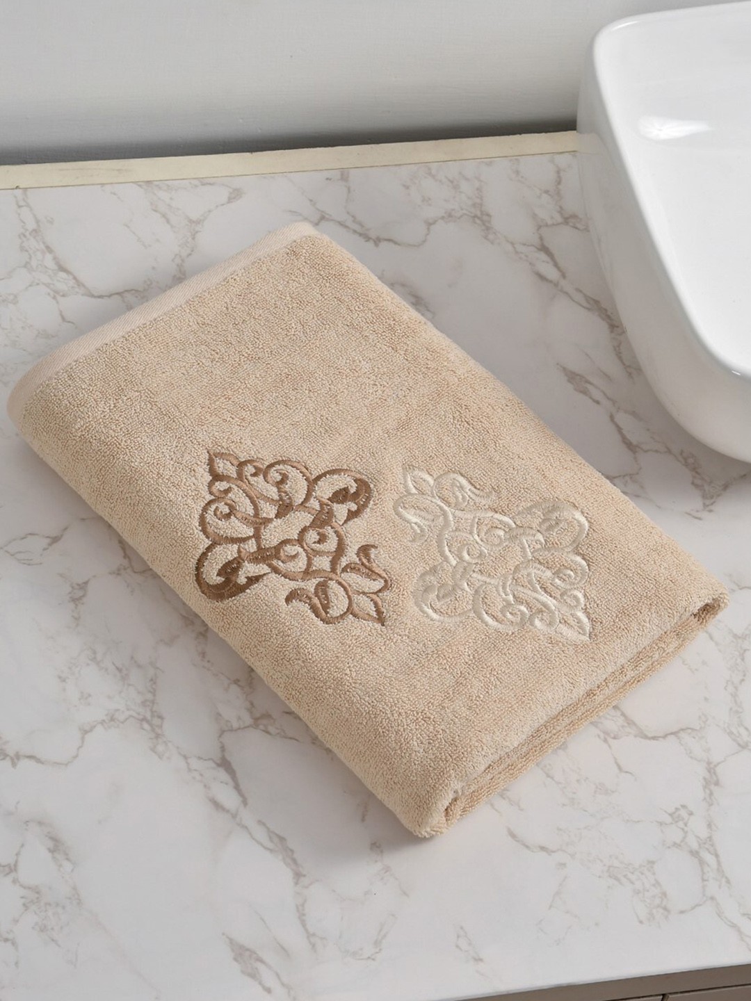 

Cotton Bolls Textiles Beige Cotton 650 GSM Embroidery Bath Towels