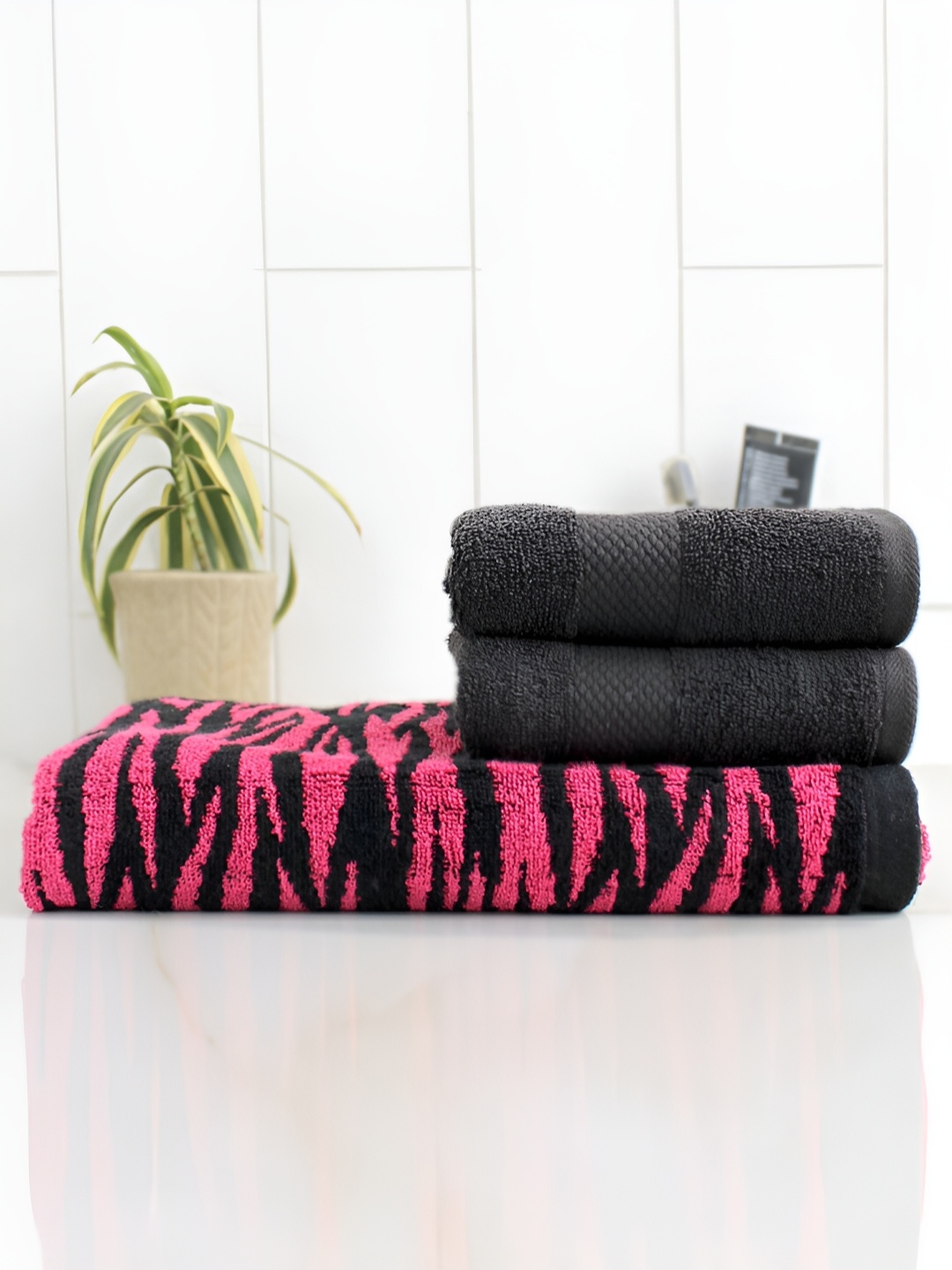 

AVI Living Pink & Black 3Pcs Cotton 450 GSM Towel Set