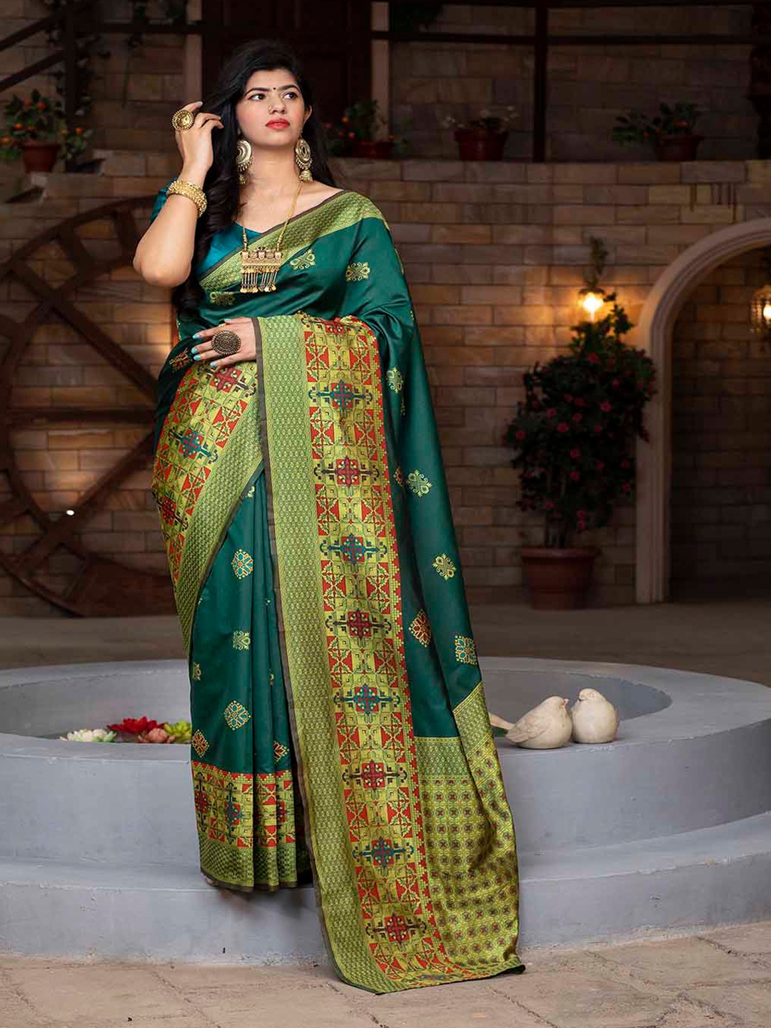 

KALINI Ethnic Motifs Woven Design Zari Banarasi Saree, Green