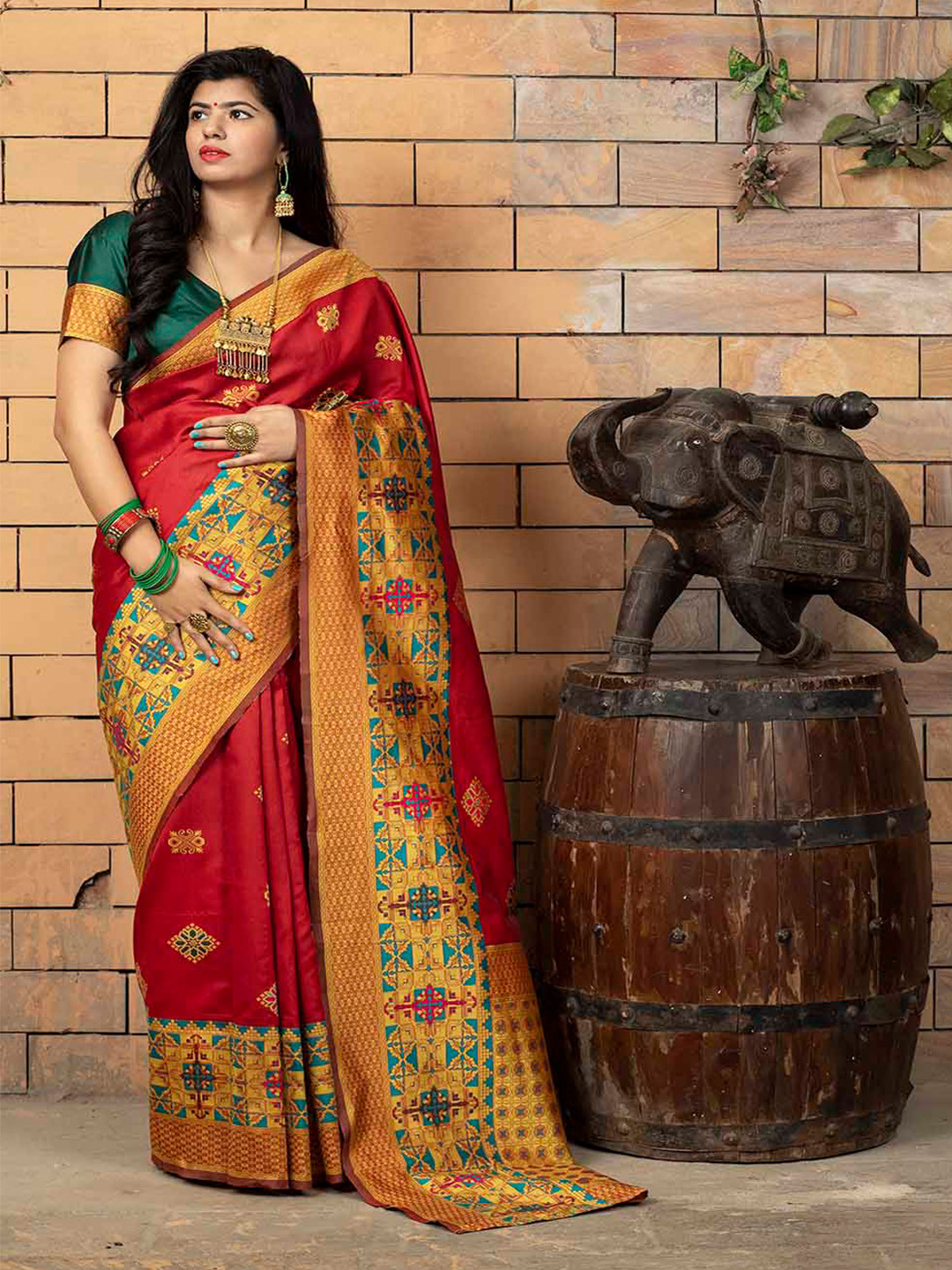 

KALINI Ethnic Motifs Woven Design Zari Banarasi Saree, Red