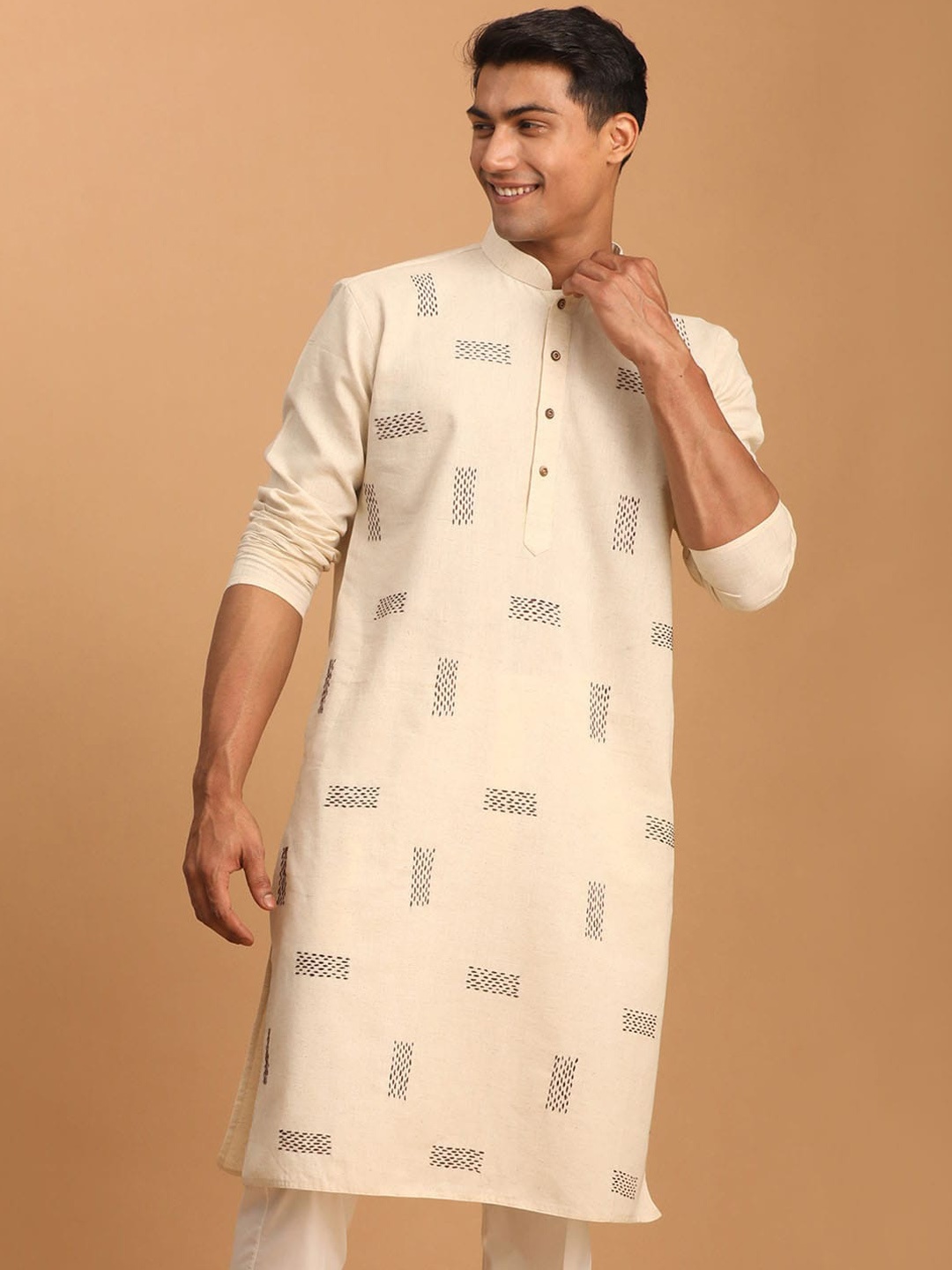 

VASTRAMAY Men Geometric Keyhole Neck Gotta Patti Kurta, Cream