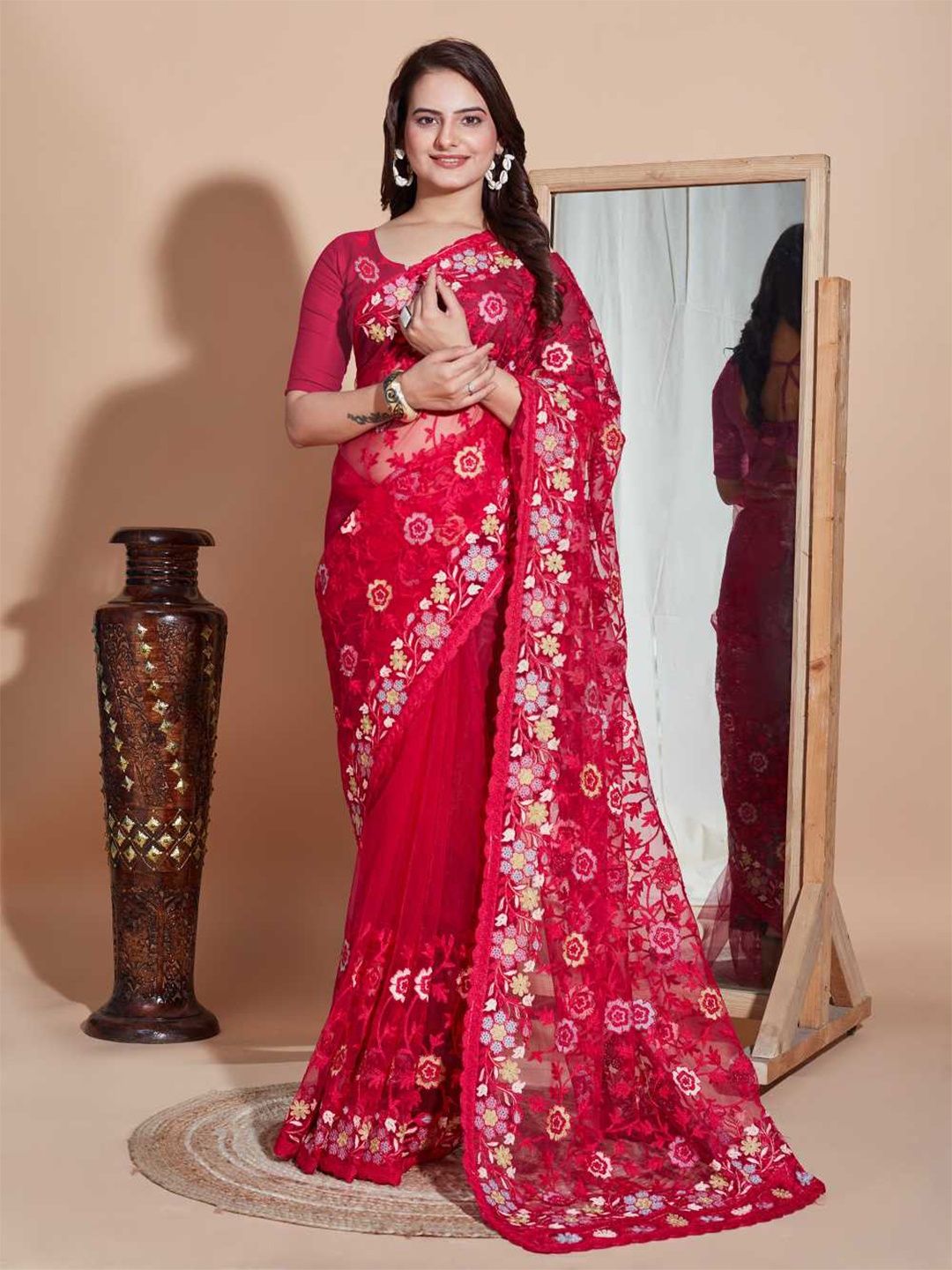 

VAIRAGEE Floral Embroidered Net Saree, Magenta