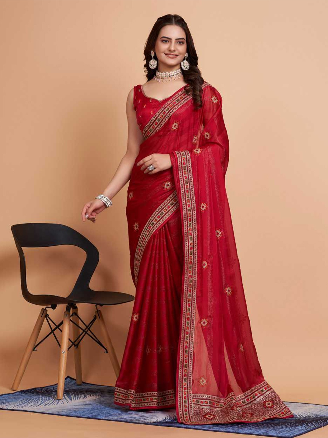 

VAIRAGEE Floral Embroidered Saree, Maroon