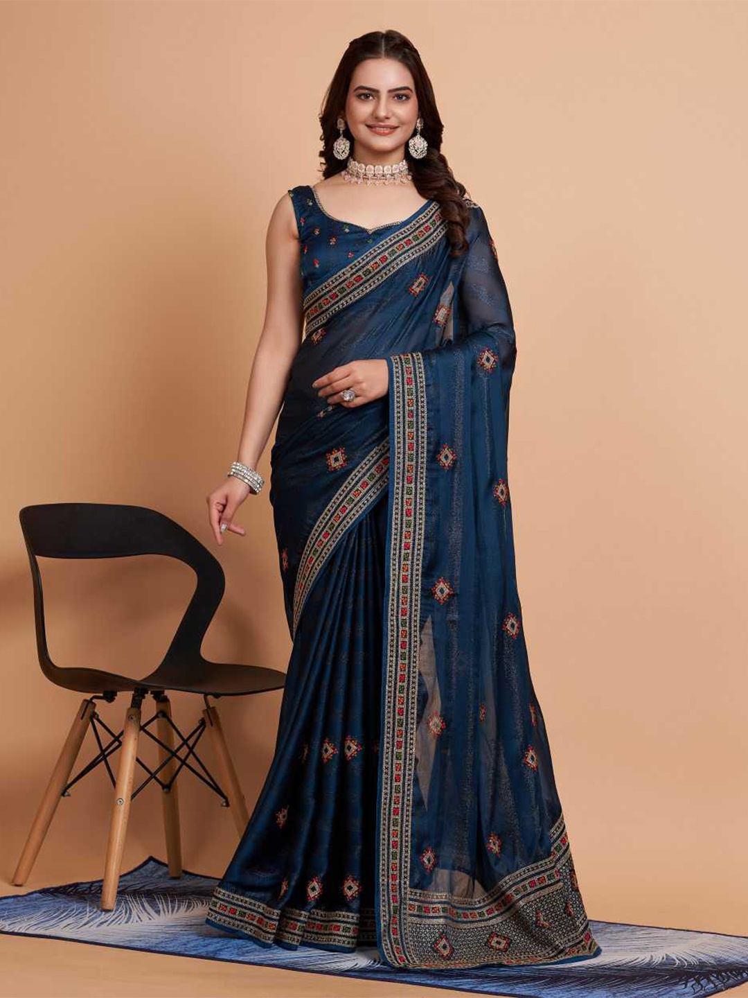 

VAIRAGEE Geometric Embroidered Saree, Navy blue