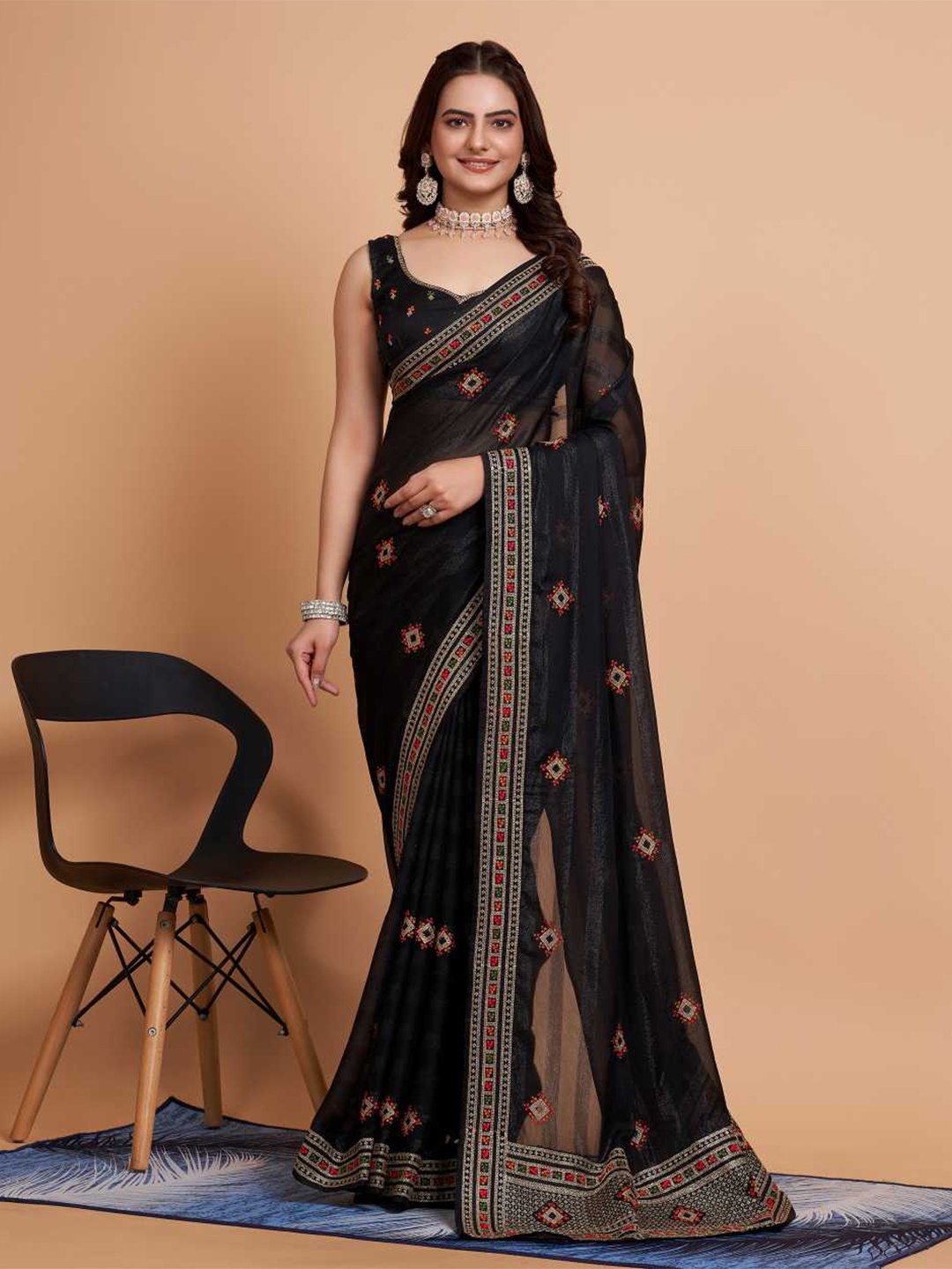 

VAIRAGEE Geometric Embroidered Saree, Black