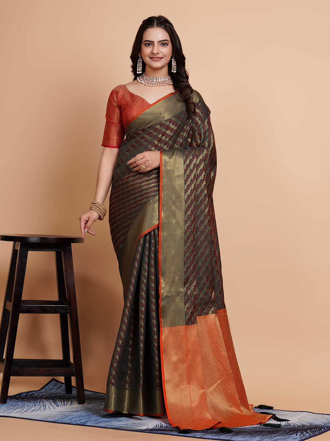 

VAIRAGEE Ethnic Motifs Woven Design Zari Banarasi Saree, Green