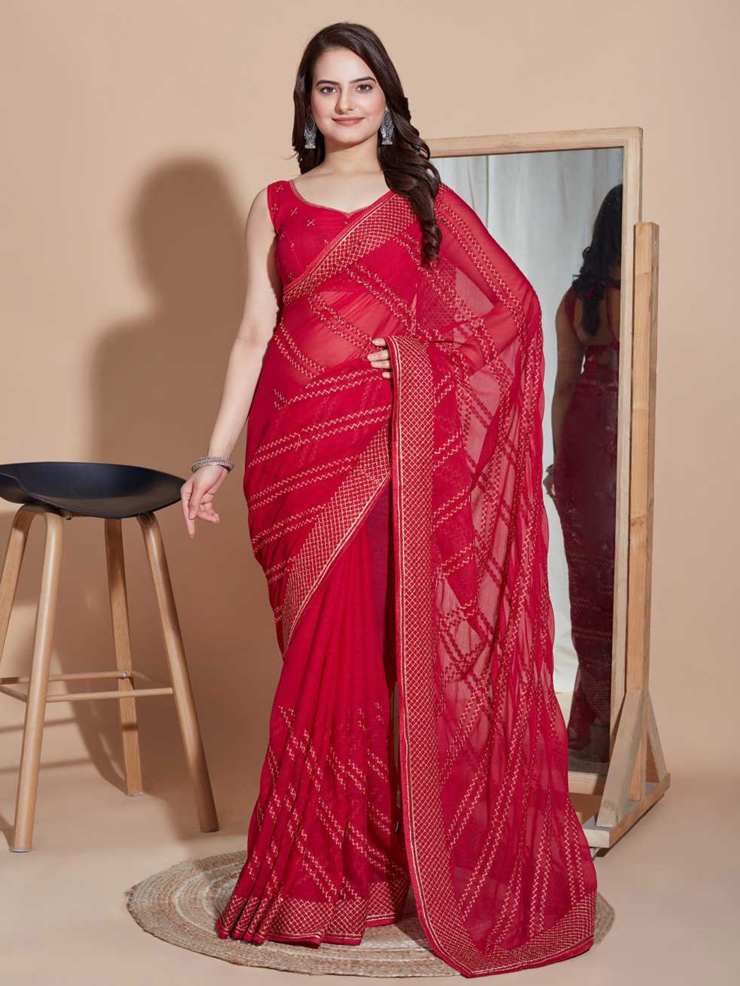 

VAIRAGEE Striped Embroidered Saree, Red