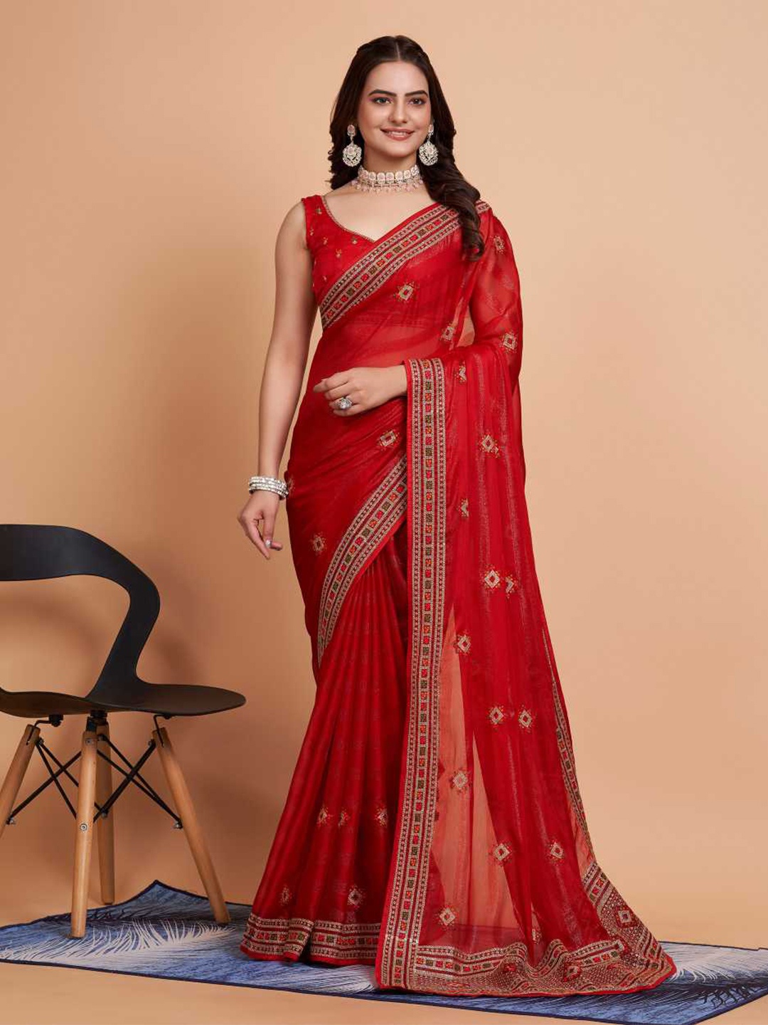 

VAIRAGEE Geometric Embroidered Saree, Red