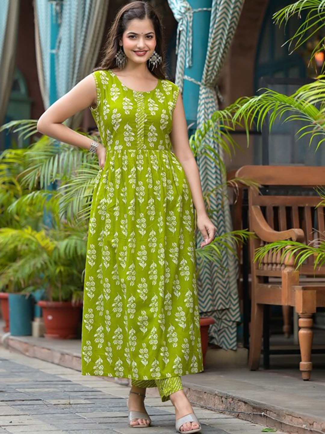 

Chandbaali Floral Printed Sleeveless Pure Cotton Kurta with Trousers, Green