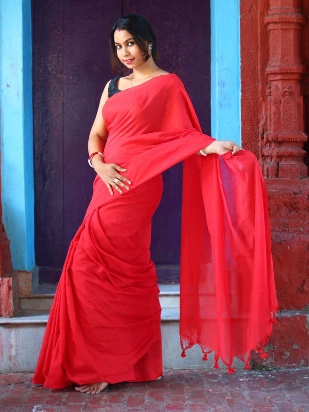 

ODETTE Cotton Blend Festive Saree, Red