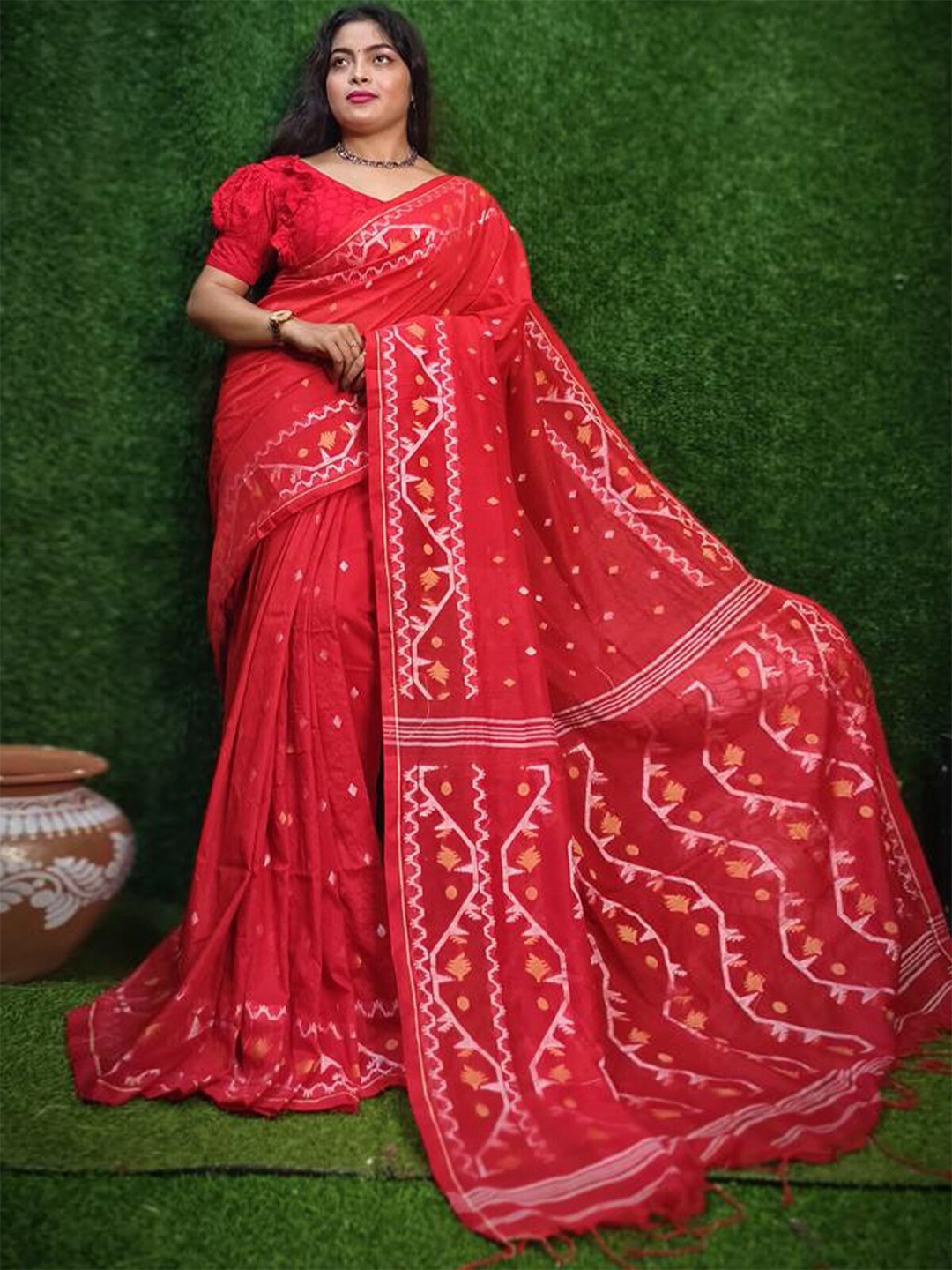 

ODETTE Ethnic Motifs Woven Design Saree, Red