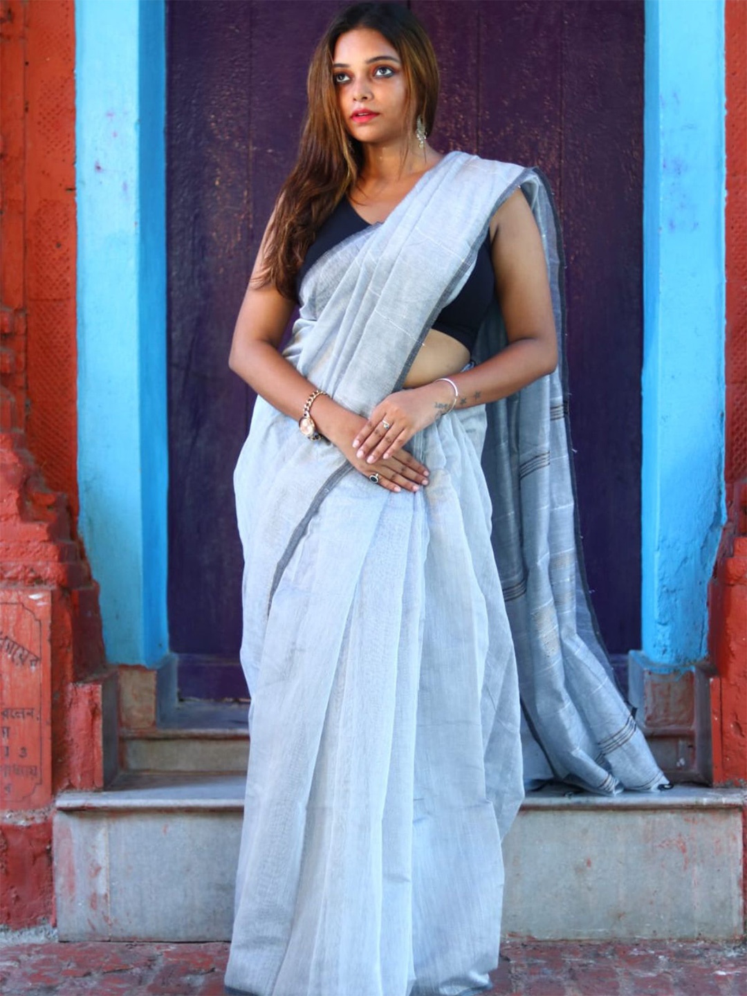 

ODETTE Solid Saree With Unstitched Blouse, Grey