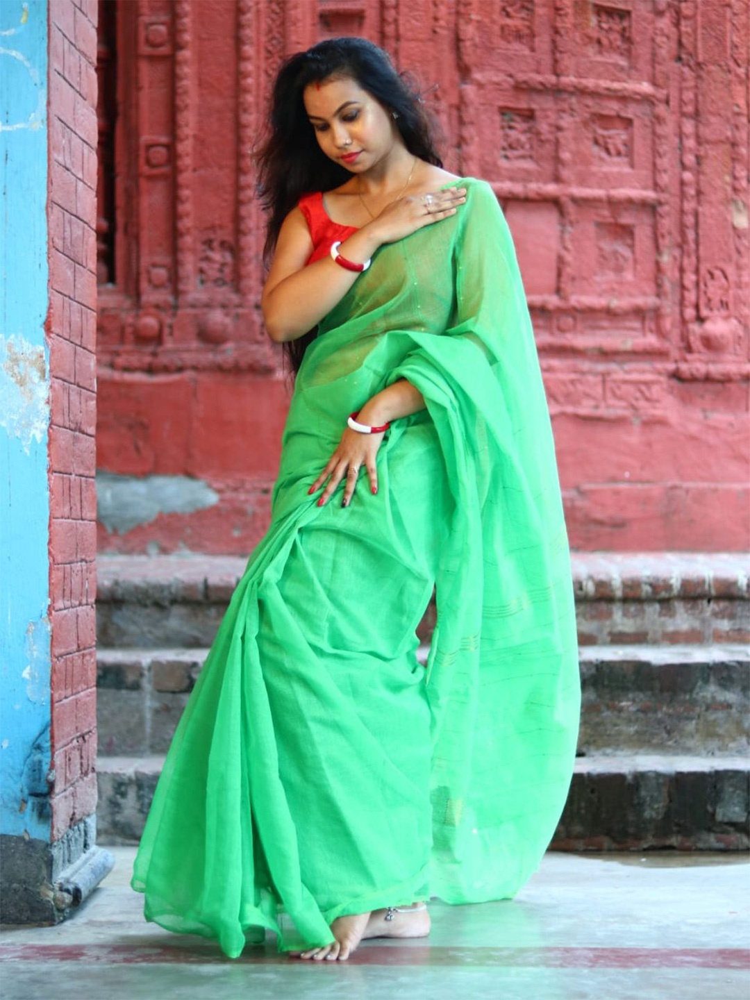 

ODETTE Solid Saree With Unstitched Blouse, Green