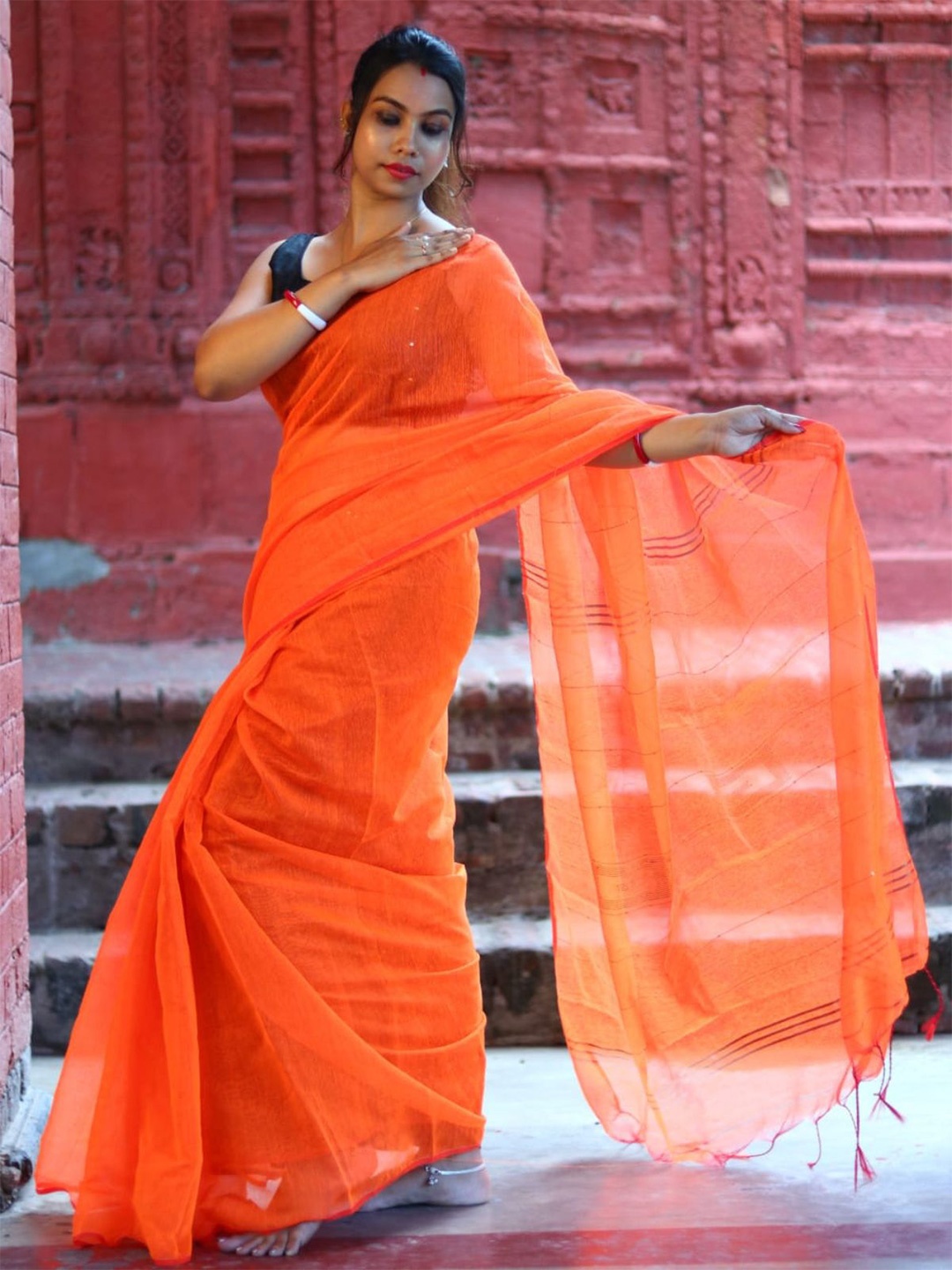 

ODETTE Solid Saree With Unstitched Blouse, Orange