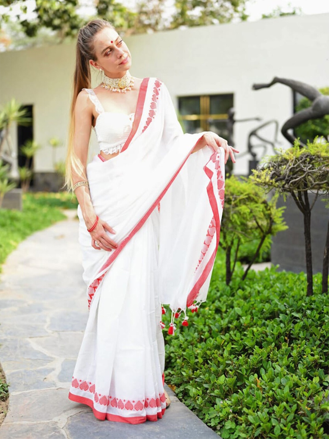 

ODETTE Heart Printed Saree, White