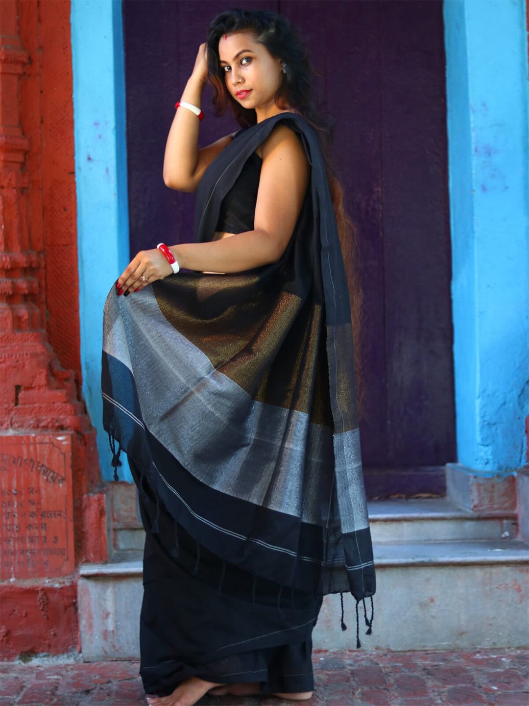 

ODETTE Solid Saree With Unstitched Blouse, Black