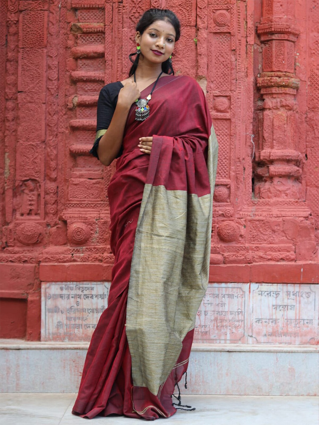 

ODETTE Solid Saree With Unstitched Blouse, Maroon